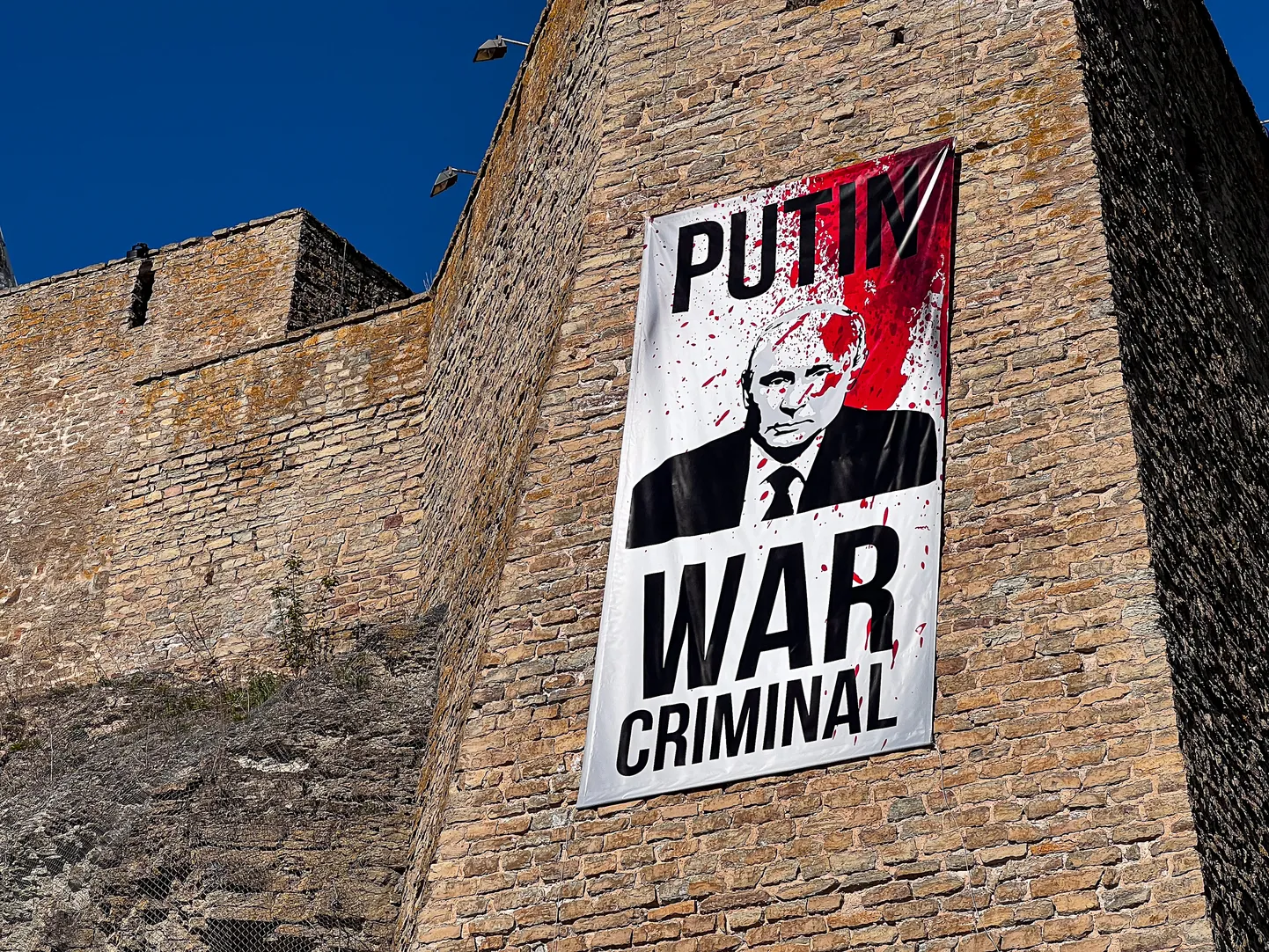 Putini valitsus kavatseb mõjutada välismaalasi, et need muutuksid kohe pärast riiki sisenemist lojaalseks. Pildil Putini-vastane suur plakat Narva linnuse müüril mullu 9. mail.