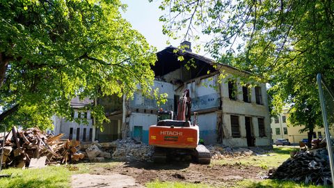 GALERII ⟩ Kannapööre poole aastaga: Tapal algas vana algkoolihoone lammutamine
