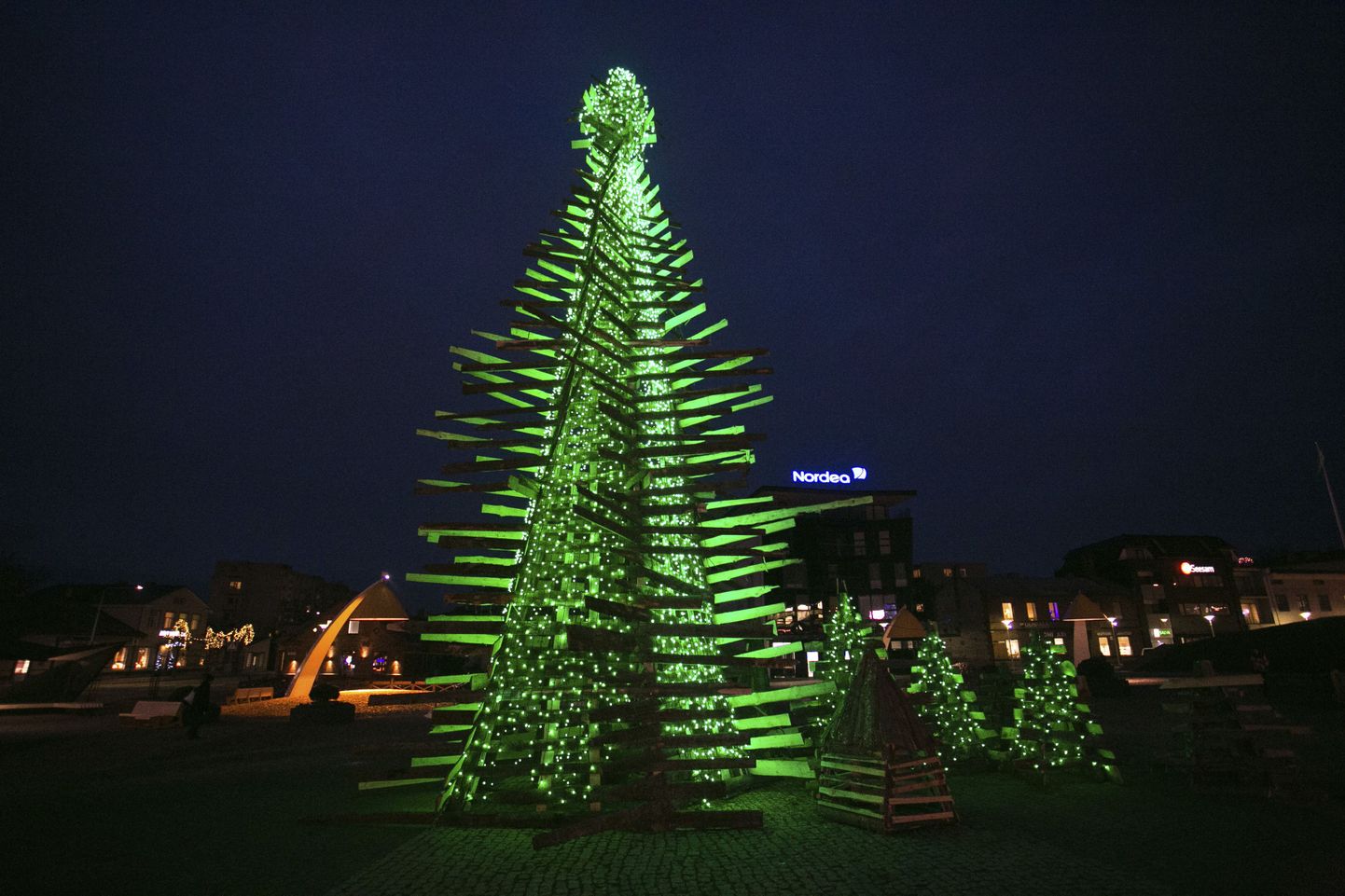 2014. aasta jõulude ajal kaunistas Rakvere Keskväljakut laudadest installatsioon.