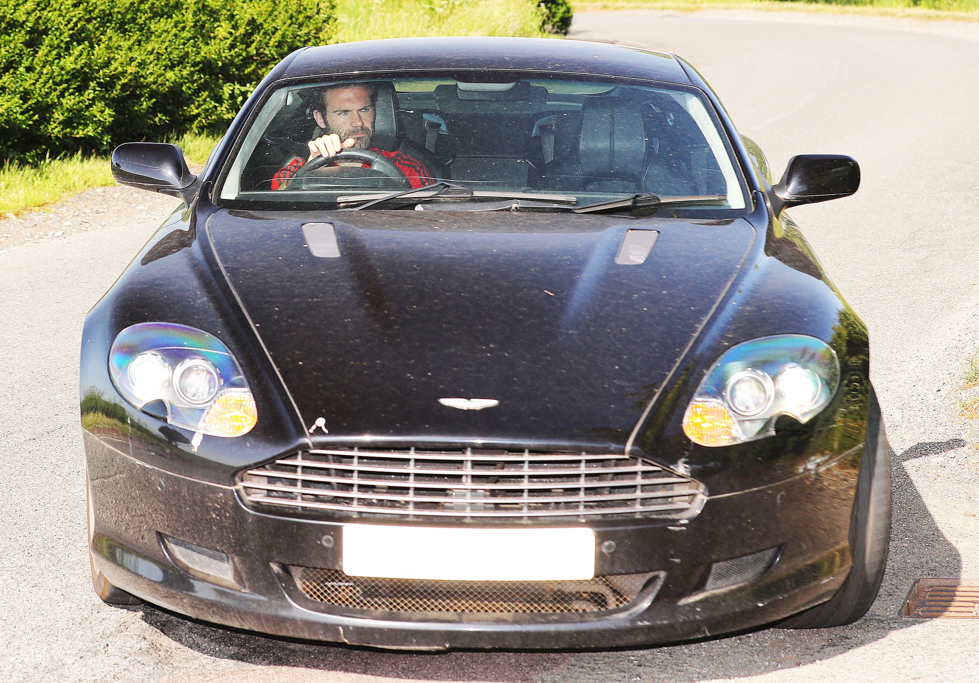 Hispaanlasest 32-aastane poolkaitsja Juan Mata oma lemmikauto Aston Martin DB9-ga. Auto hind on umbes 175 tuhat eurot. Hispaanlane jaoks pole see teab mis suur summa - täpselt tema nädala töötasu.
