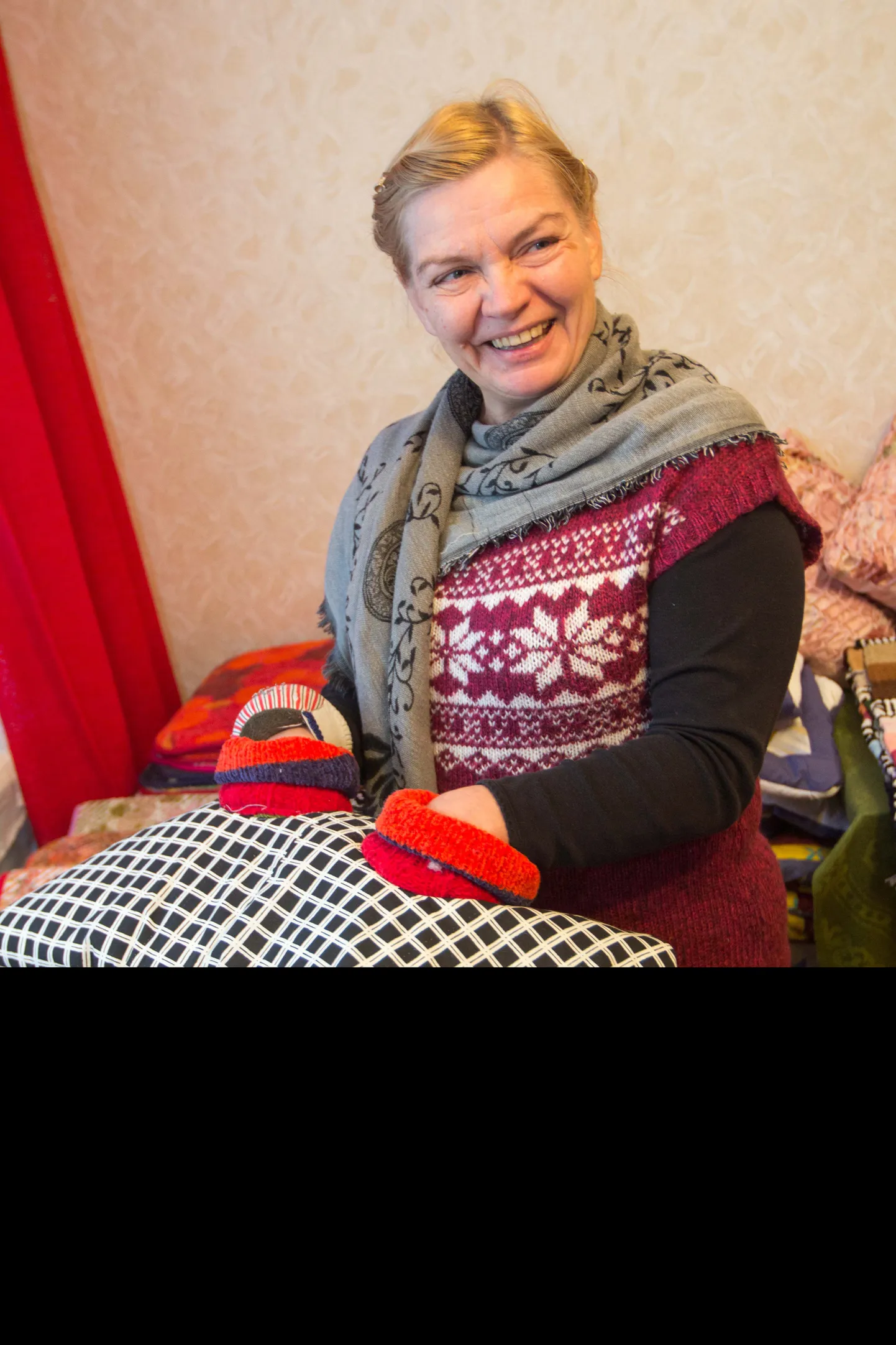 MTÜ Pritsumehe Marid asutaja Anne Perlov näitab müügiruumis ainulaadset ja praktilist jalgade soojendamiseks ette nähtud soojenduspatja.