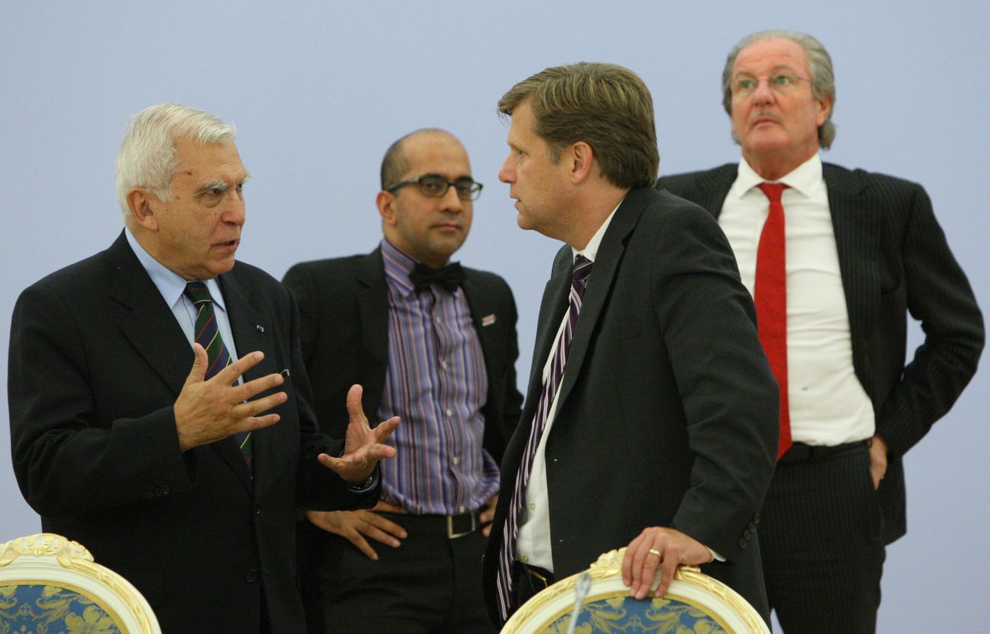 Esiplaanil paremal Michael McFaul vestlemas Poola endise välisministri Adam Rotfeldiga.