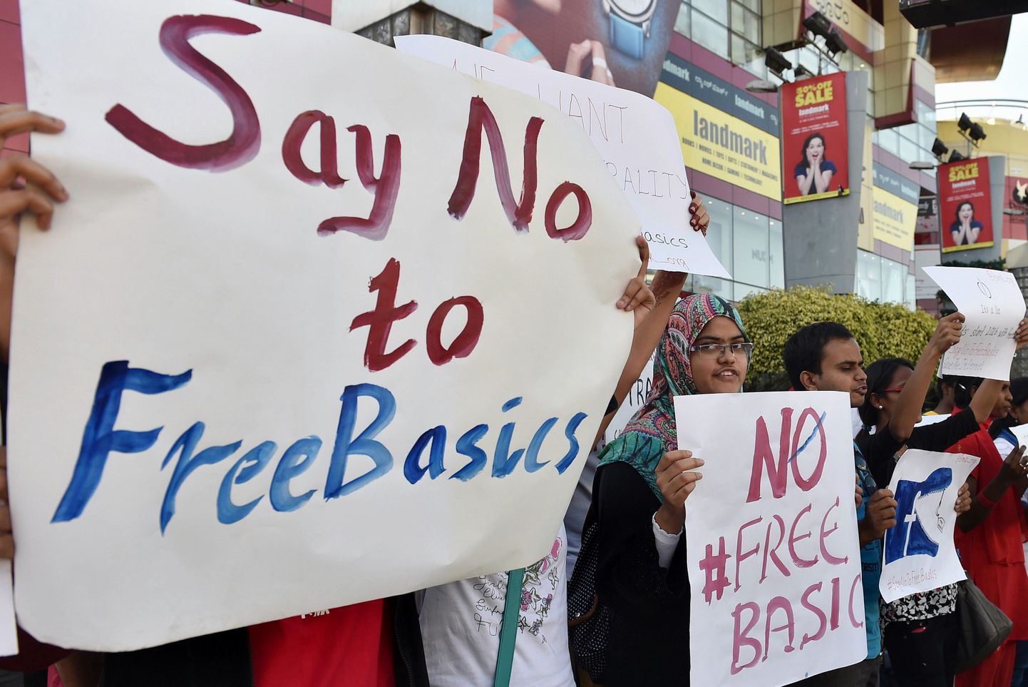 Facebooki piiratud internetiteenuse vastased protestid Indias
