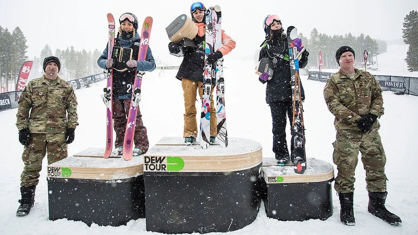 Kelly Sildaru (keskel) Dew Touri pargisõidu võitjana poodiumi kõige kõrgemal astmel.