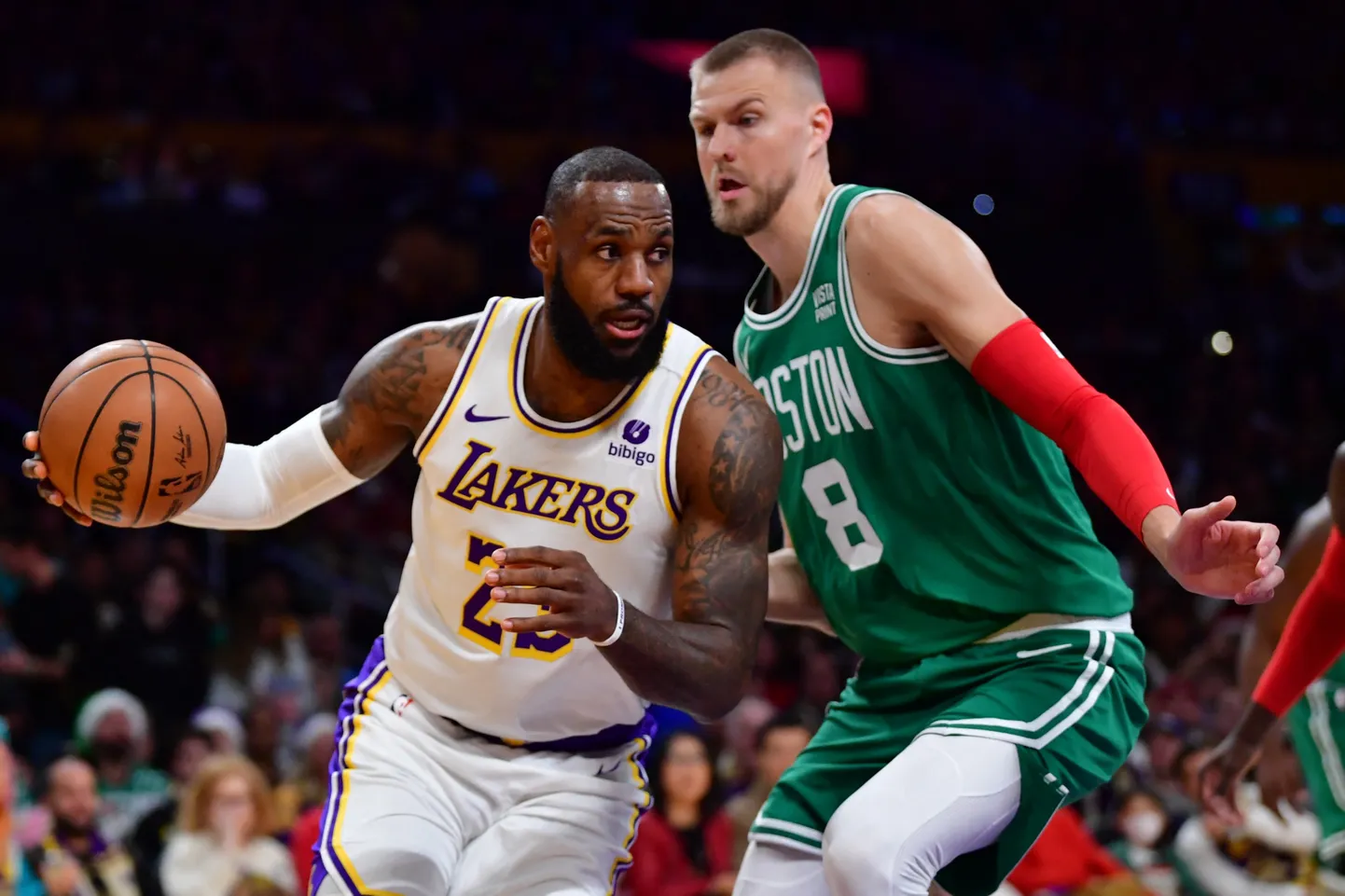 NBA spēlētāji Lebrons Džeimss un Kristaps Porziņģis