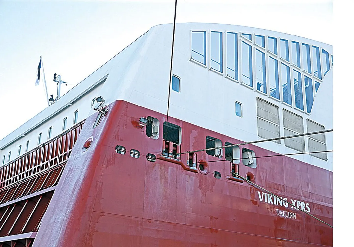 24 января судно Viking XPRS, ранее ходившее под шведским флагом, впервые вошло в порт Таллинна под сине-черно-белым триколором Эстонии. Компания Viking Line объяснила смену флага стремлением сэкономить на заработной плате.