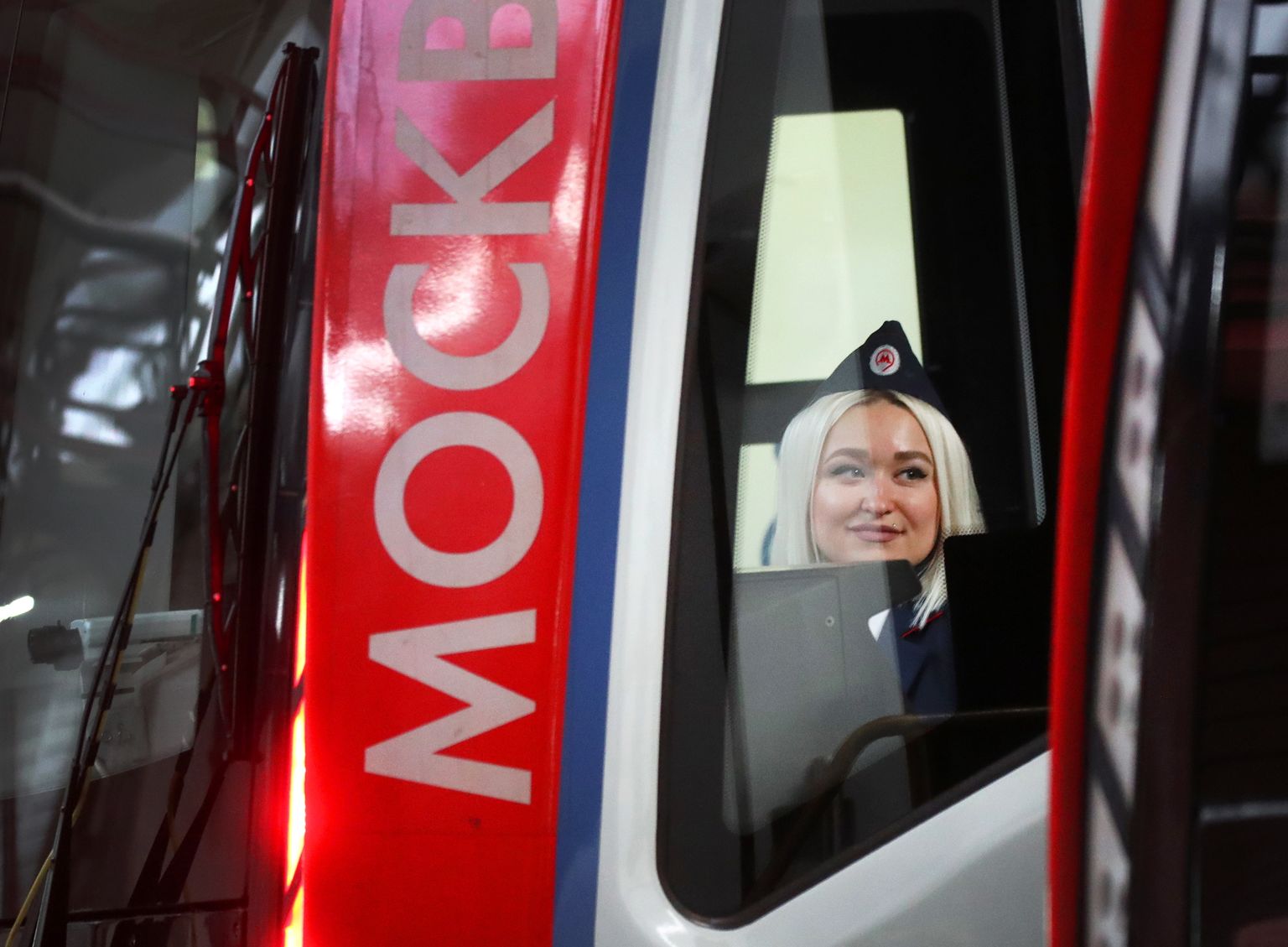 Moskva metroos alustasid uuest aastast tööd esimesed naisrongijuhid.