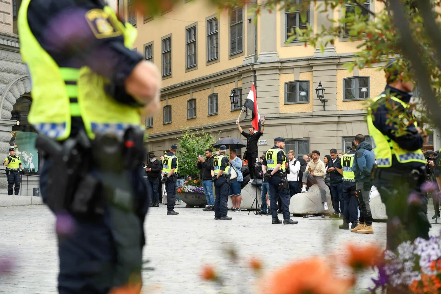Rootsi politsei hoidmas eelmise aasta 31. juulil silma peal Stockholmi Mynttorgetile kogunenud meeleavaldajatel ajal, mil kaks meest põletasid parlamendihoone juures koraani. Järgneval ööl korraldas Iraan kättemaksule ärgitava infooperatsiooni.