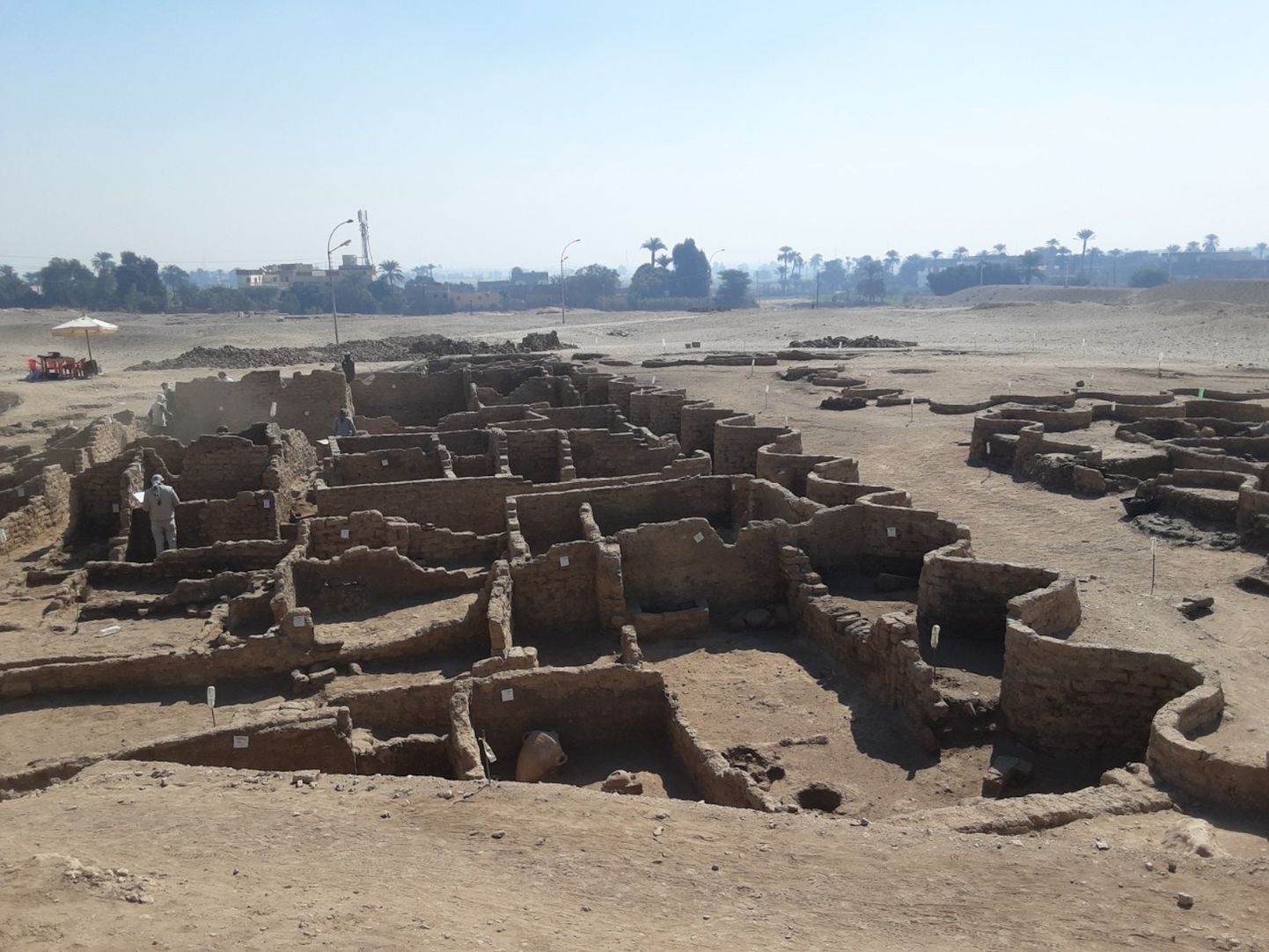 Egiptuses Luxori lähedal avastatud ja välja kaevatud vaaraode kuldajastu linna varemed.