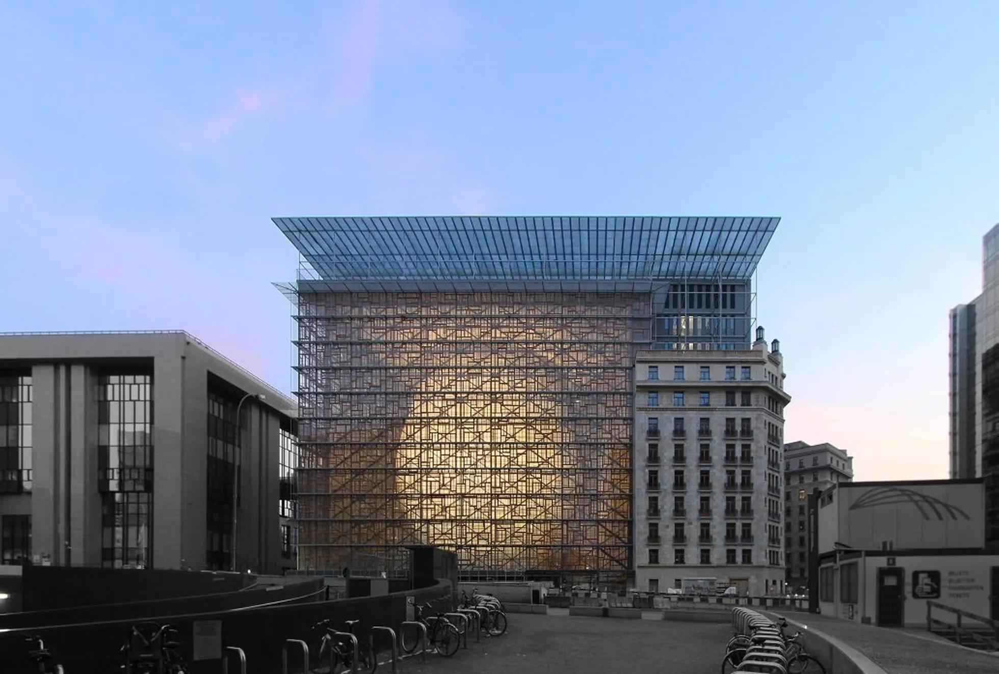 Nii Euroopa Liidu Nõukogu kui ka Euroopa Ülemkogu töökohaks olev Europa hoone Brüsselis.