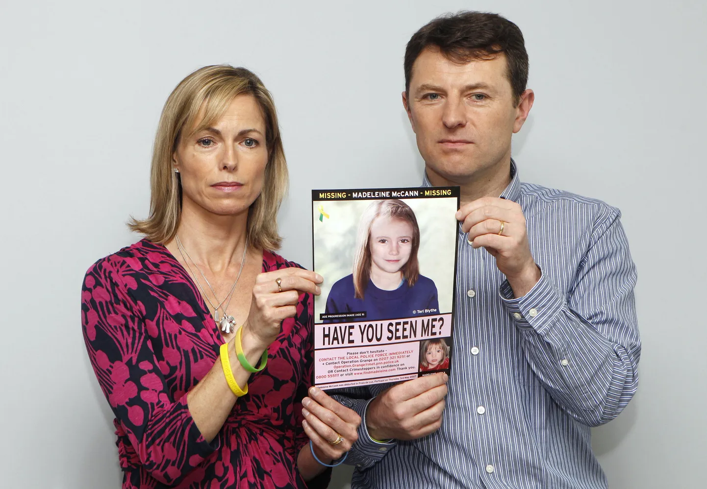 Kate ja Gerry McCann näitamas politseipilti, milline nende tütar Madeleine McCann võib nüüdseks välja näha