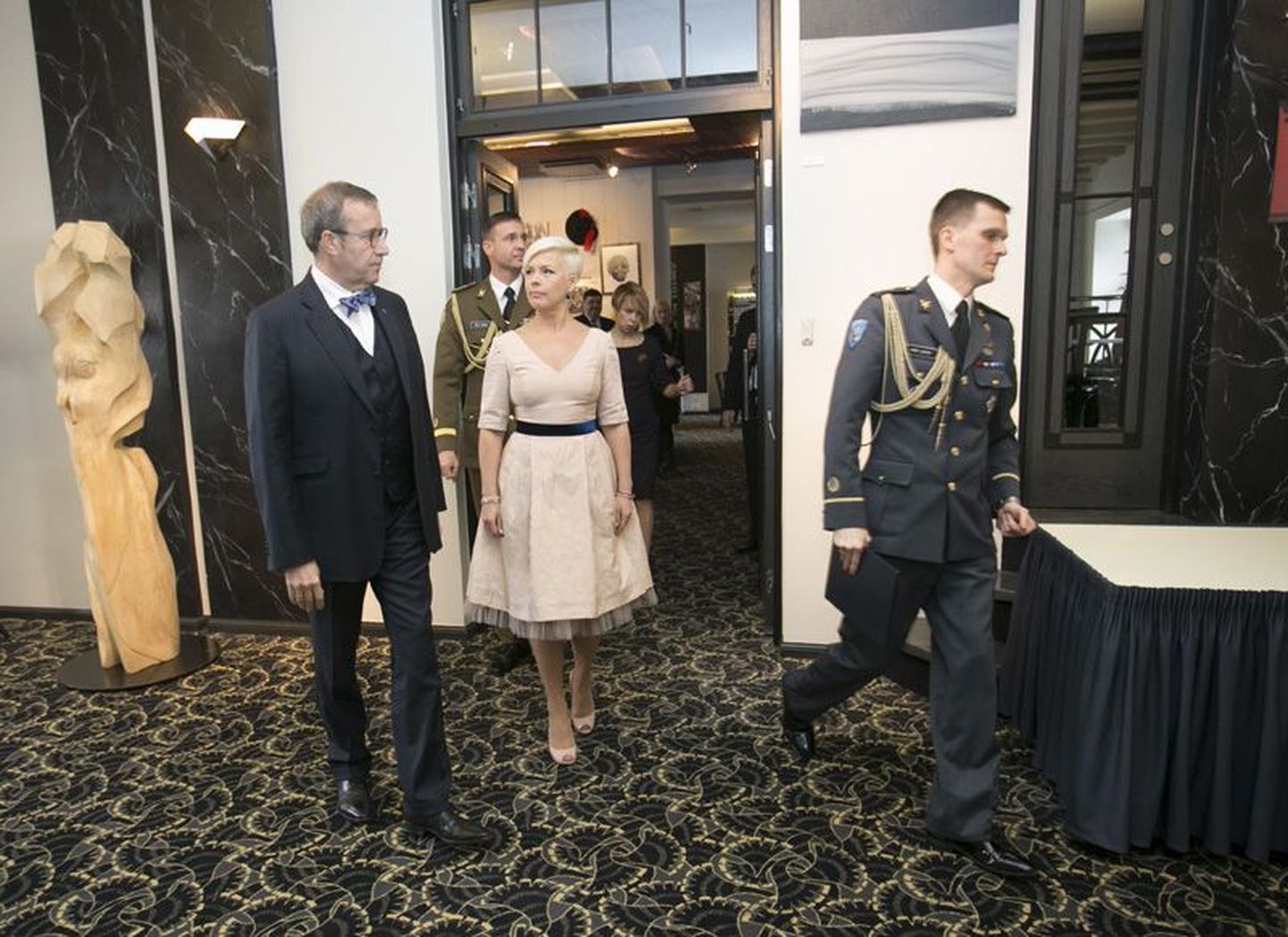 President Toomas Hendrik Ilves ja proua Evelin Ilves tänavu aasta alguses Rakvere teatris teenetemärke üle andmas.
