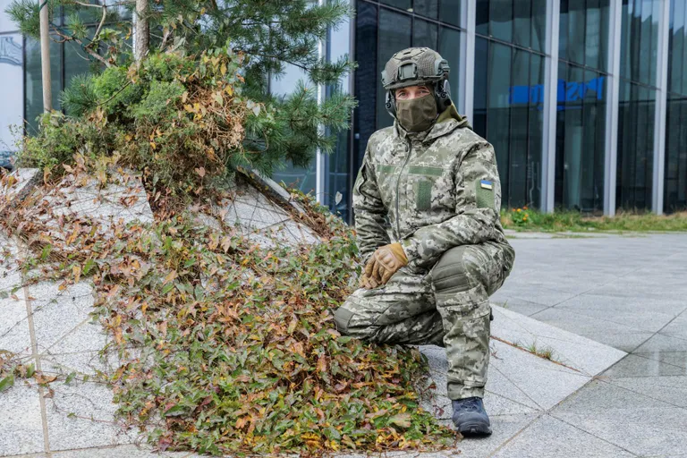 Хорошая военная форма многослойная и легкая, в ней должно быть удобно ползать и бегать. Положение на одном колене привычно для солдат, поскольку так они представляют собой меньшую мишень.