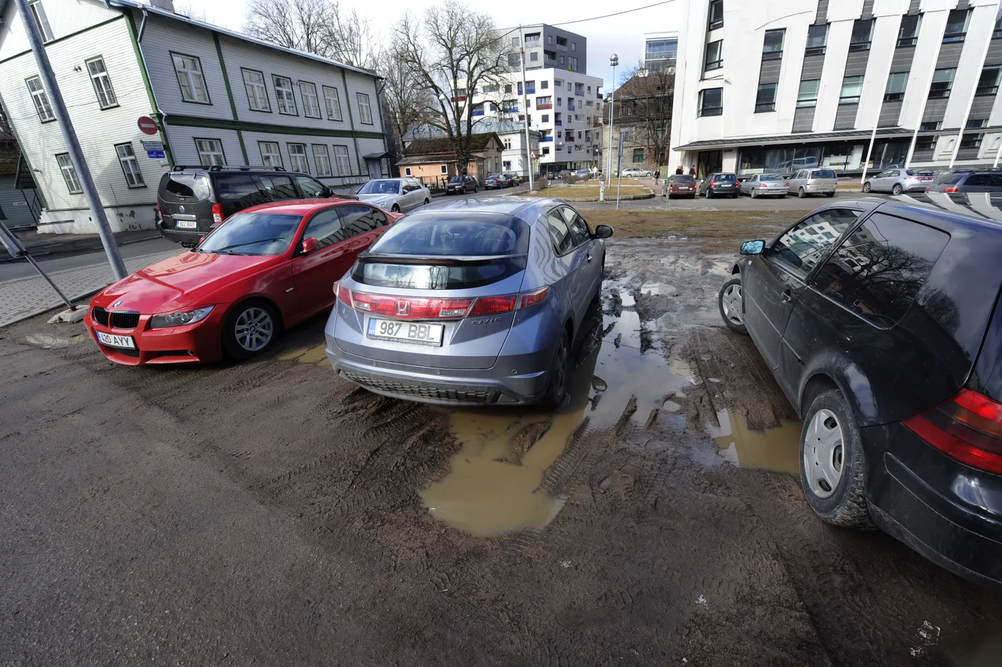 Murul parkivad autod muudavad kevadel haljasala porimülkaks.