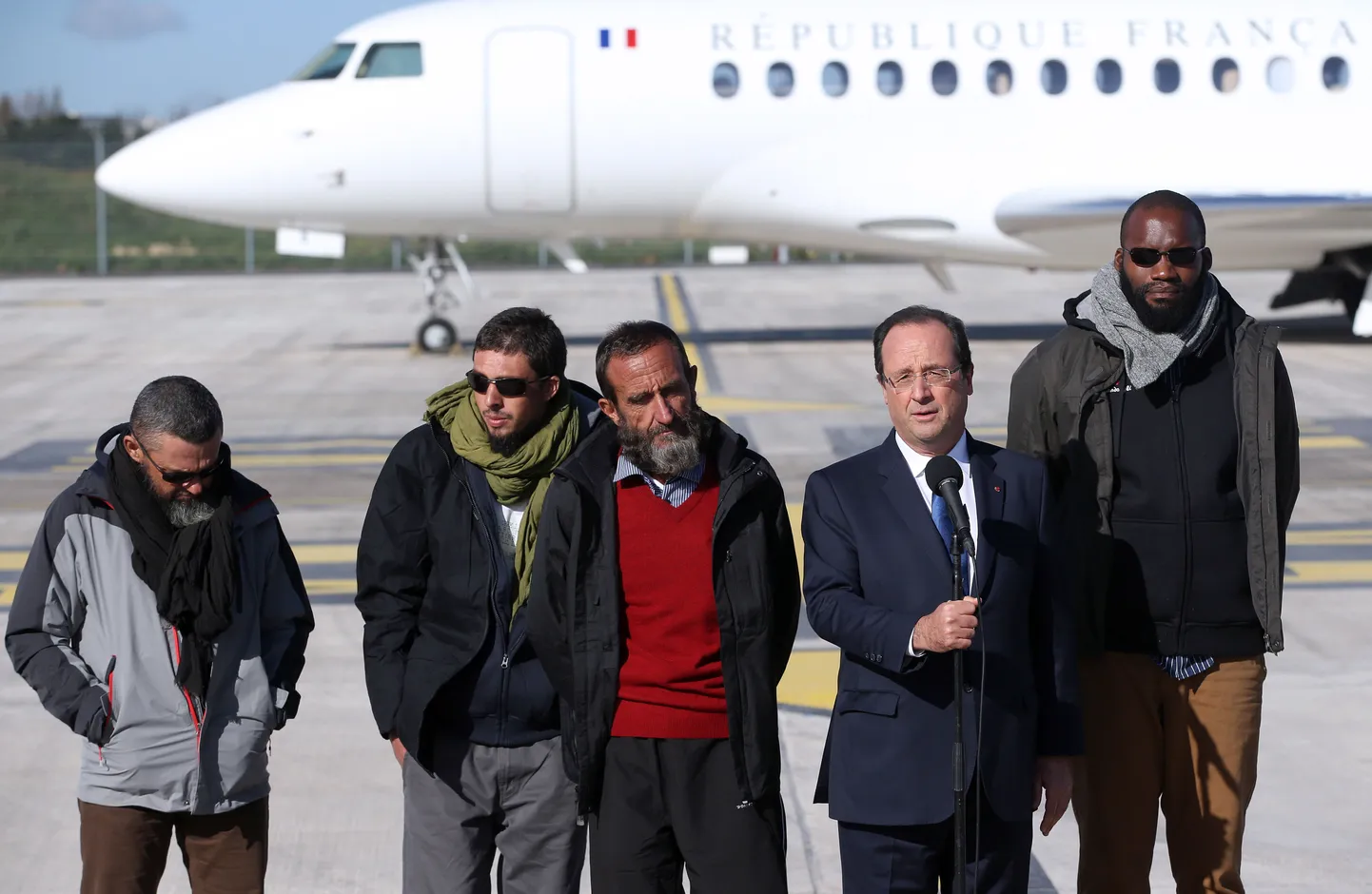 Pramtsusmaa president François Hollande(paremalt teine) koos endiste pantvangidega Villacoublay sõjaväelennuväljal Pariisi lähistel.