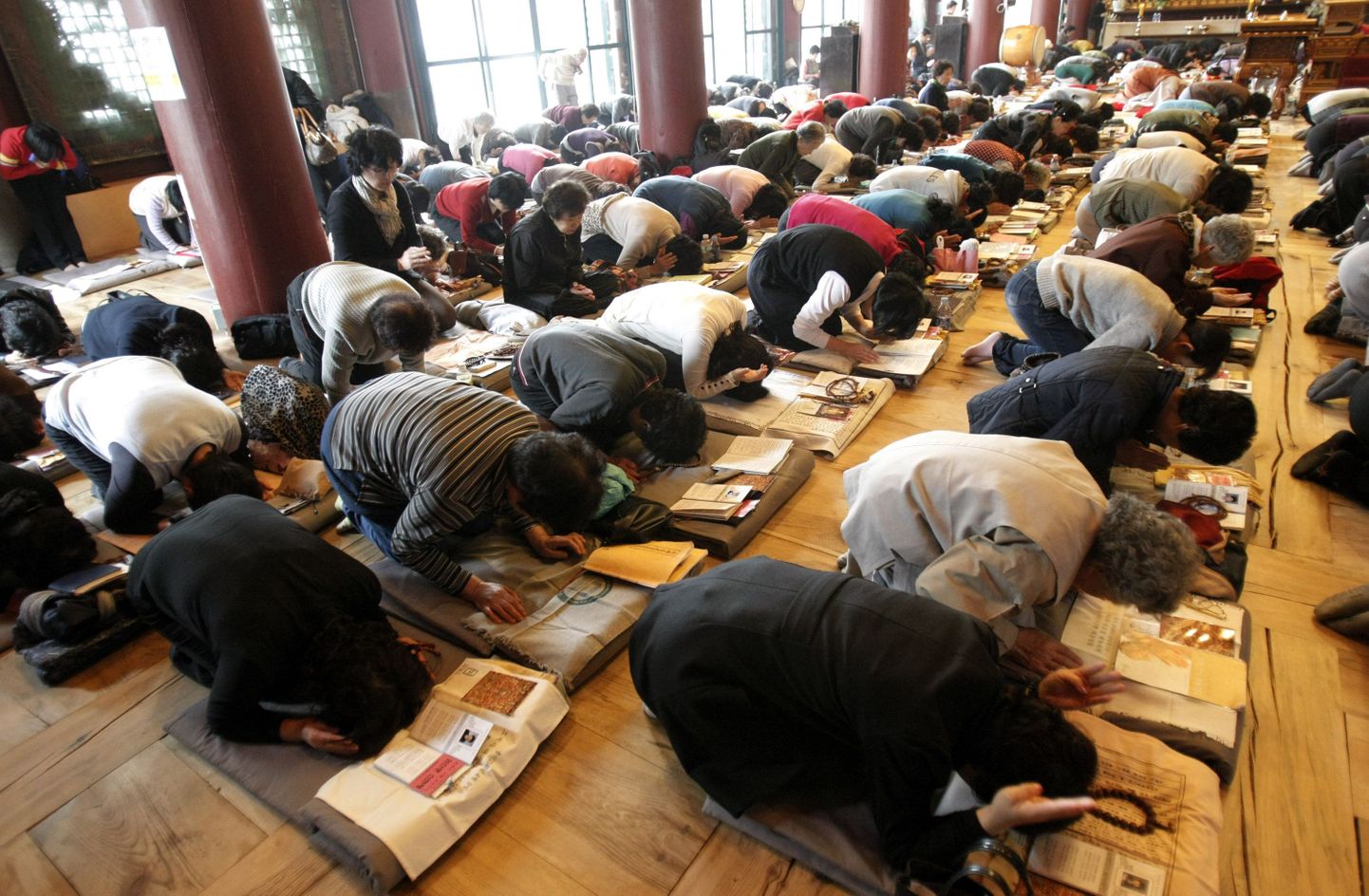 Lõuna-Korea vanemad laste eest palvetamas