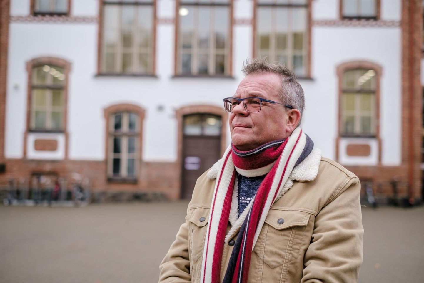 Andres Riivits alustas kooliteed toonases Pärnu 2. keskkoolis, nüüdses Vanalinna põhikooli majas, mis asub Eliisabeti kiriku vahetus naabruses.