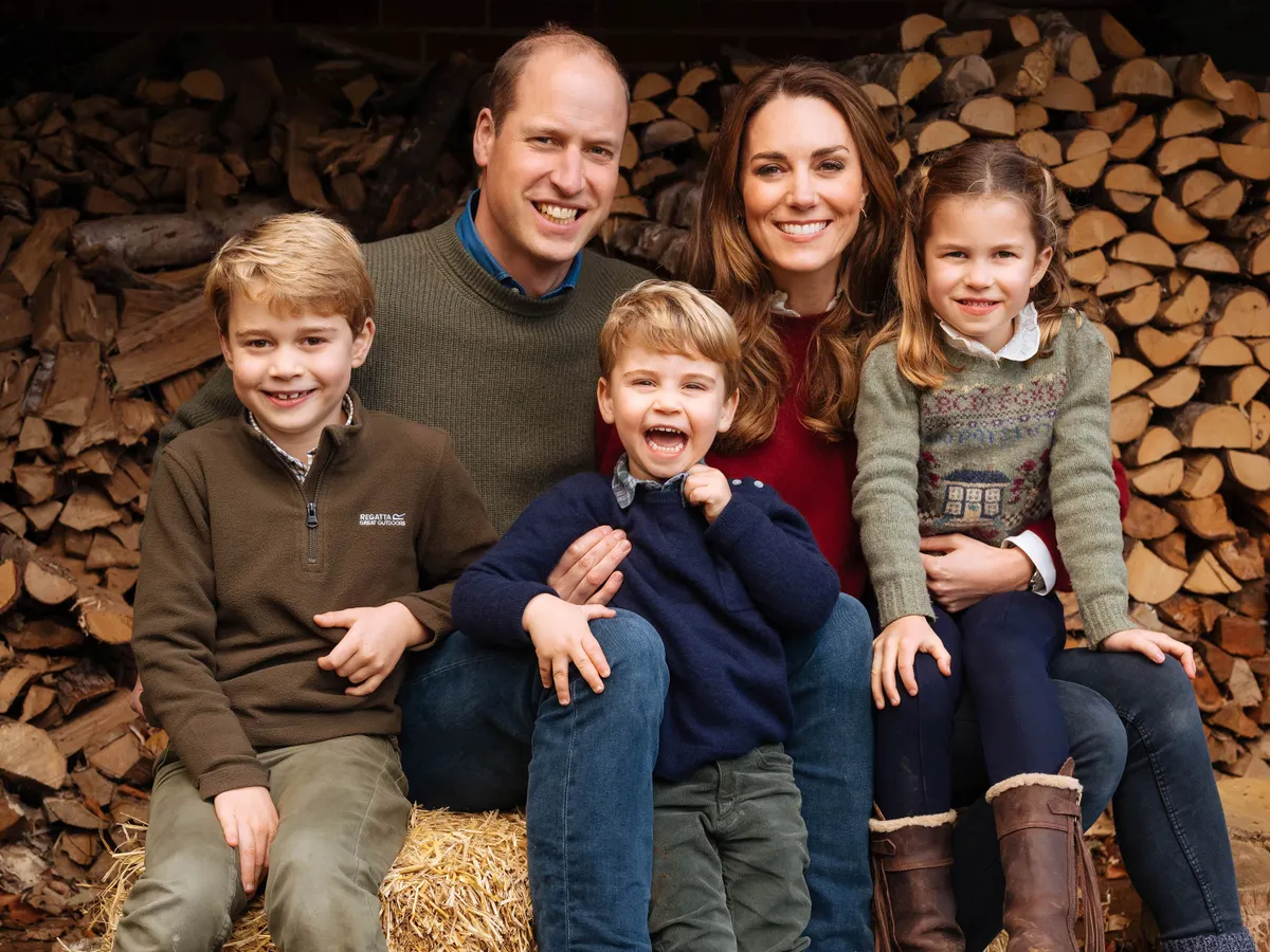 Prints Williami ja ta naise Cambridge'i hertsoginna Catherine'i 2020. aasta jõulukaart. Vasakult: prints George, prints William, prints Louis, hertsoginna Catherine ja printsess Charlotte. Foto on tehtud 17. detsembril 2020 Norfolkis Anmer Hallis