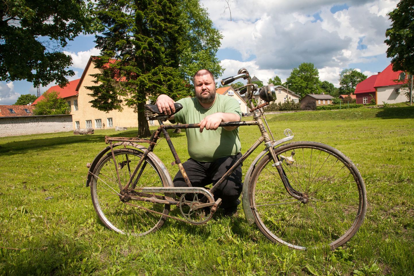 Valdo Praust MTÜ Eesti Jalgrattamuuseum juhatuse liige Valdo Praust ja tuvastatud jalgratas.