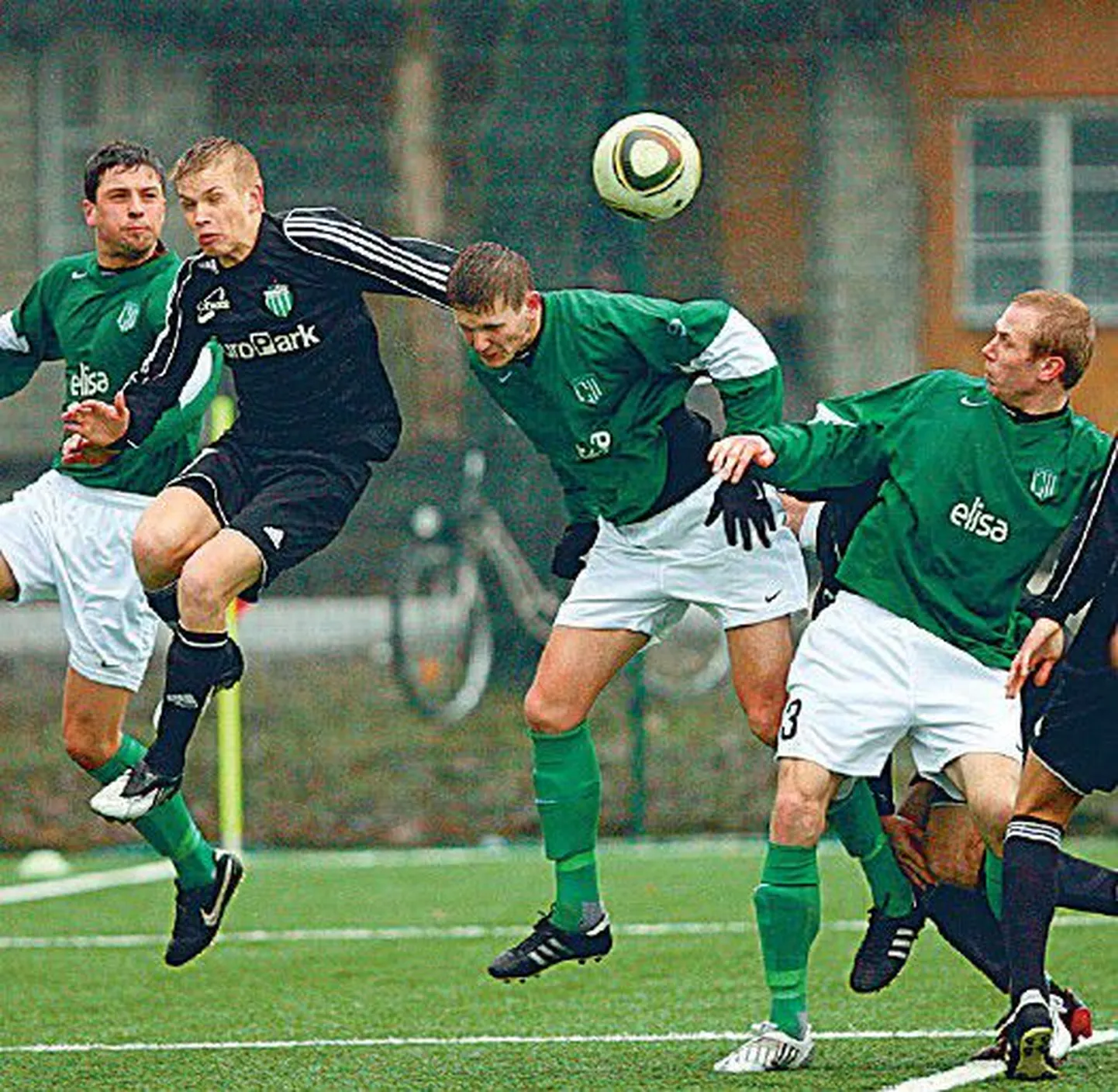 В первом матче нынешнего сезона, в котором встретились футболисты Flora (в зеленой форме) и Levadia, победу со счетом 2:1 одержала команда Levadia.