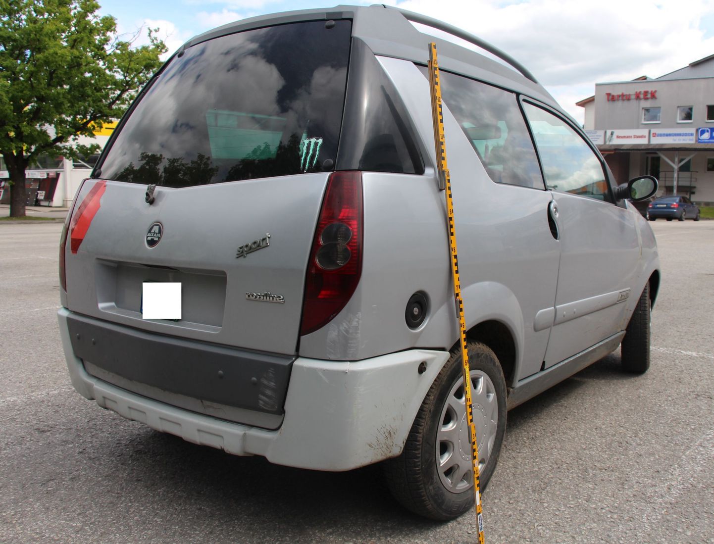 Fortuuna tänava parklas sai 24. juunil kahjustusi mopeedauto, millele sõitis otsa teine liikleja.