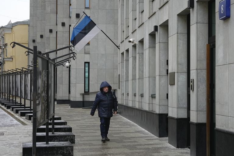 Пешеход проходит мимо посольства Эстонии в Москве, Россия, 23 января 2024 года.