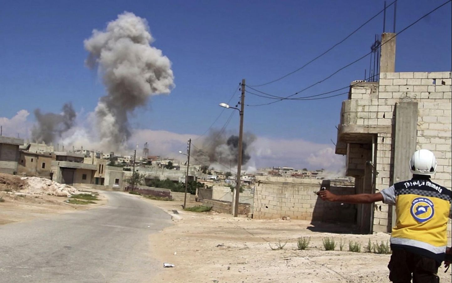 Valgete Kiivrite liige jälgimas Süüria valitsusvägede õhurünnakut Hobeiti külale.