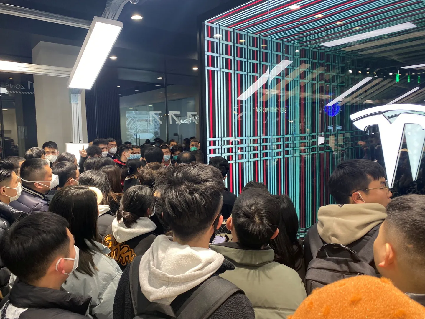 Varem kallimalt auto ostnud tulid Tesla Chengdu automüügisalongi protestima