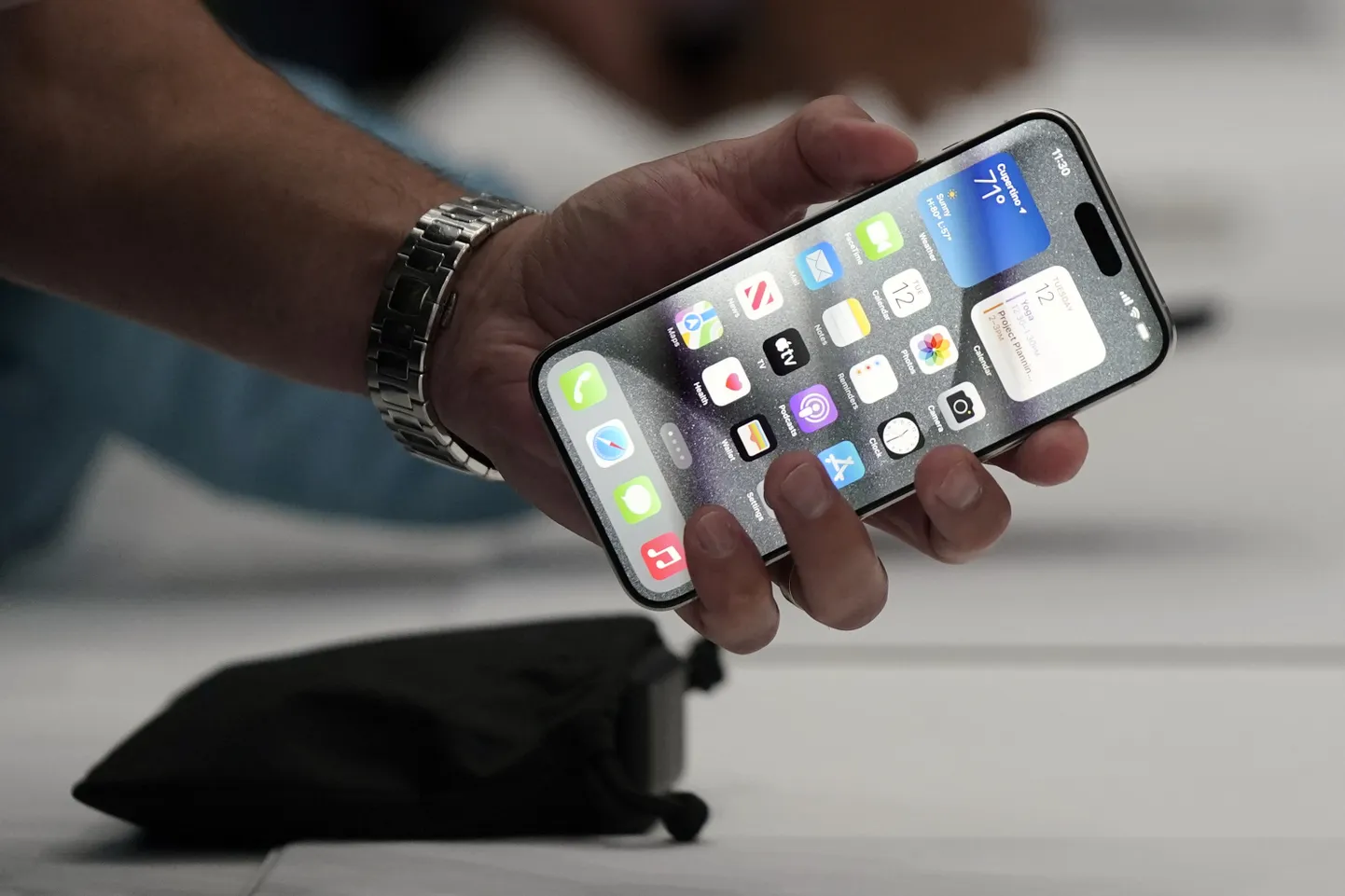 Apple´i telefonid saavad maailma kõige kõrgema turvakaitse: sõnumirakenduse iMessages uus krüptograafia ehk salastusmeetod peaks vastu pidama hüpoteetilisele Q-päevale, mil esimene valmis saanud kvantarvuti suudaks lahti murda kõik praegu murdmatuks peetavad kvanteelsed krüptograafiad.