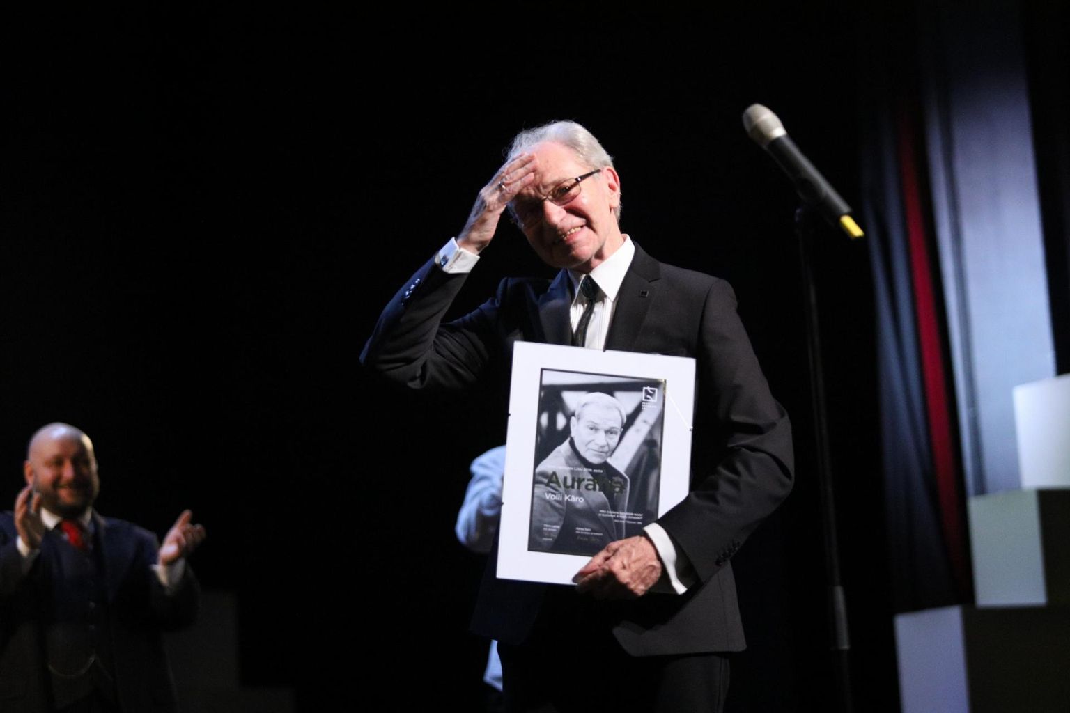 Rakvere teatri näitlejat Volli Kärot tunnustati teatrigalal Eesti Näitlejate Liidu aurahaga.