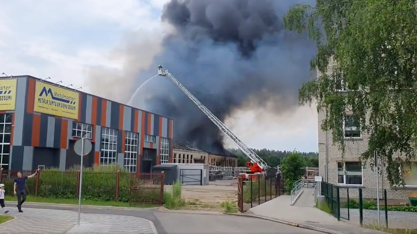 Industriālā zonā Ozolniekos izcēlies ugunsgrēks.