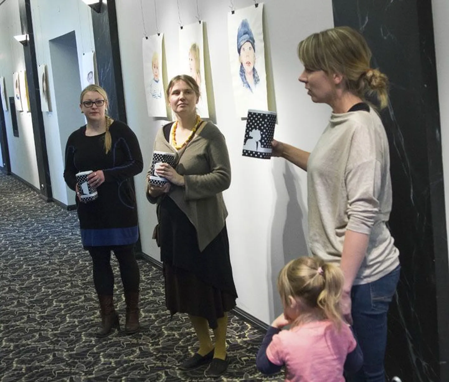 Kristi Neider (paremal, tütrega) räägib, kuidas valmisid laste portreed. Kolleegi arutlust kuulavad Kaija Kesa (keskel) ja Kadi Kübarsepp.
