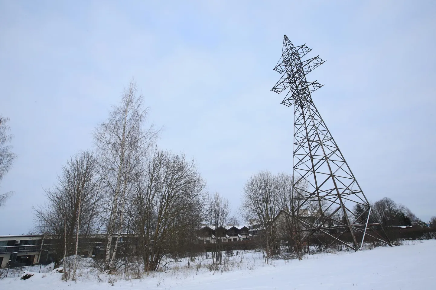 Demonteeritud kõrgepingeliini mast Võru tänaval postimaja kõrval ootab taaskasutamist.
