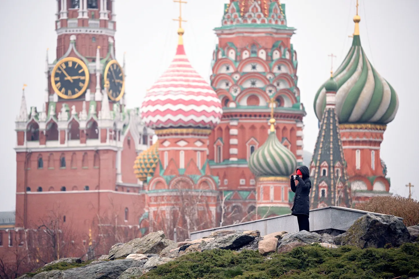 Moskva kesklinn ja noor neiu fotokaameraga.