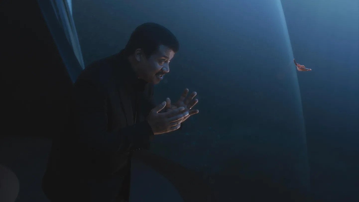 Saatejuht Neil deGrasse Tyson vaatab tõtt lameussiga, kelle eellastel ühtede esimestena midagi ajusarnast välja arenes.