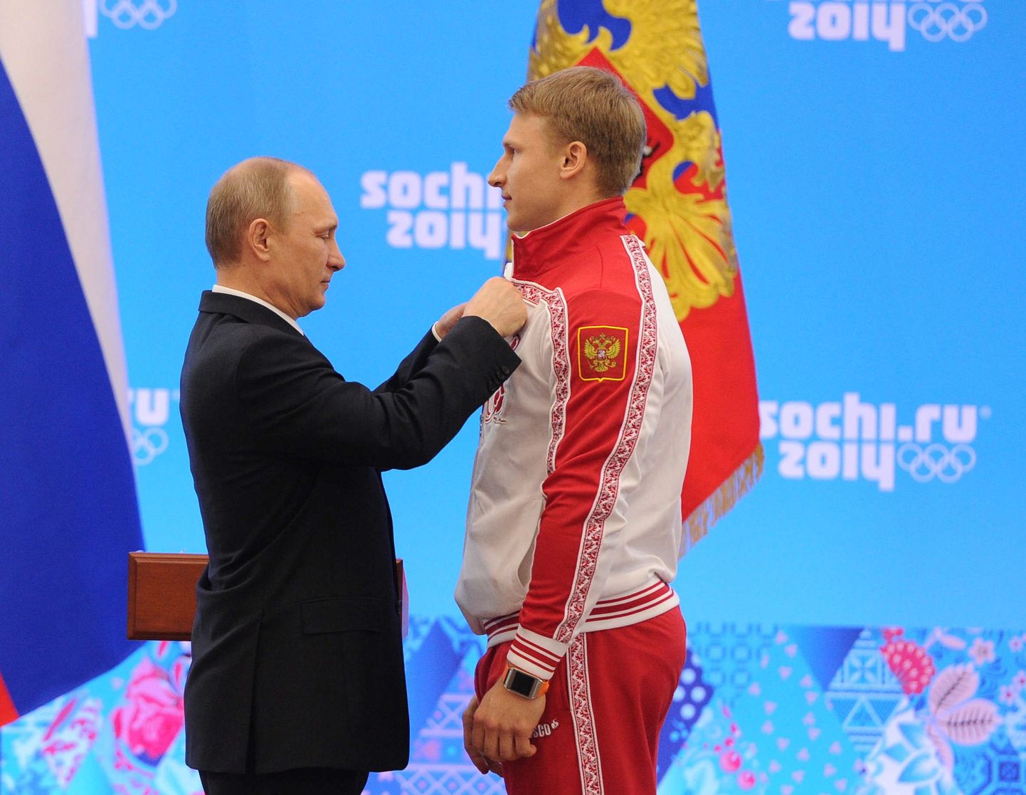 Dmitri Trunenkovile (paremal) pani Šotsi taliolümpial kuldmedali kaela Venemaa president Vladimir Putin isiklikult.