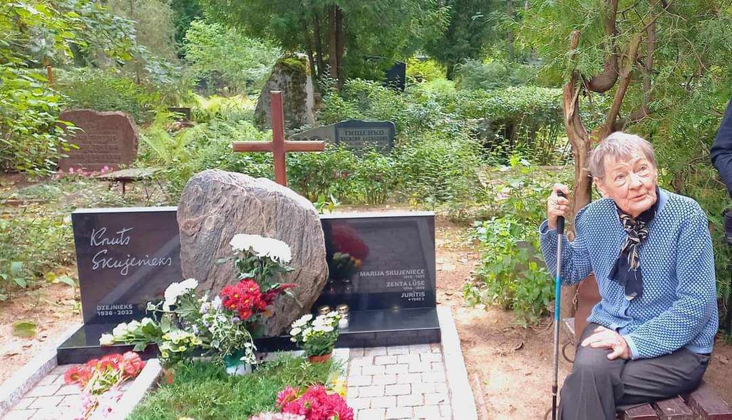 Dzejnieka atraitne Inta Skujeniece pie jaunizveidotās Knuta Skujenieka piemiņas vietas.