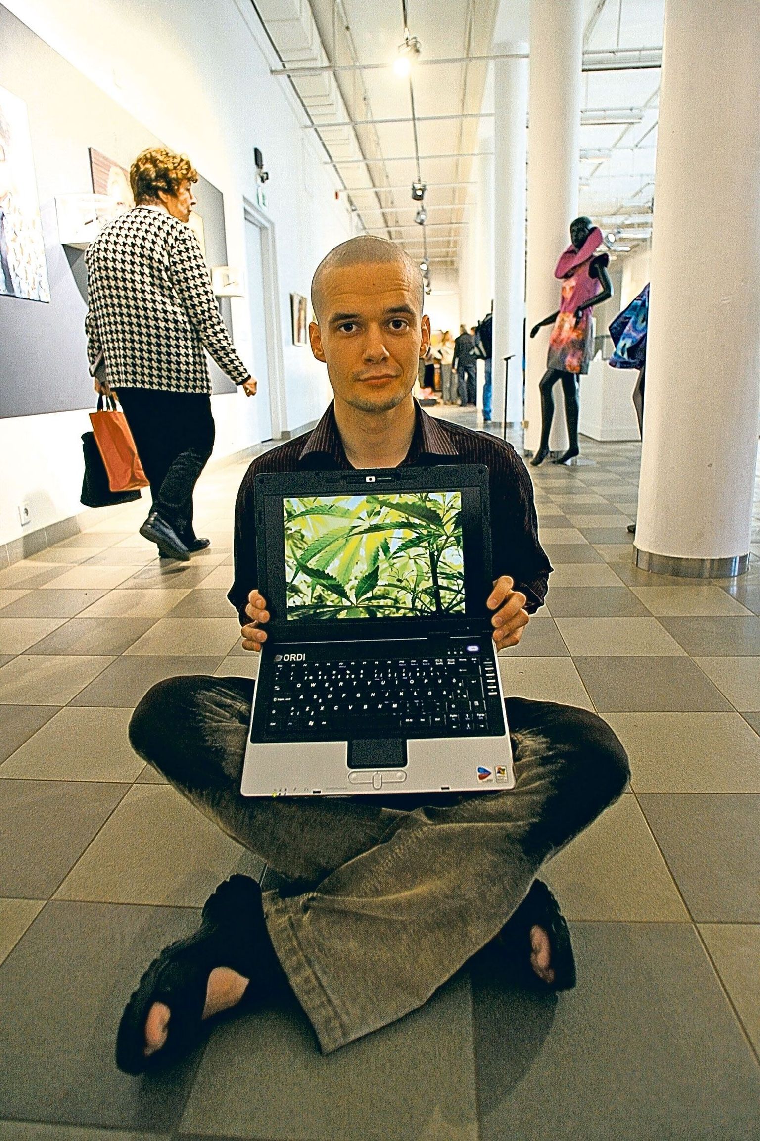 Tiit Joala (25) näitab Nooruse galeriis arvutist diplomitööks valminud filmi «Miks sai minust kurjategija?» stoppkaadrit, millel on tema enda kasvatatud kanepitaimed.