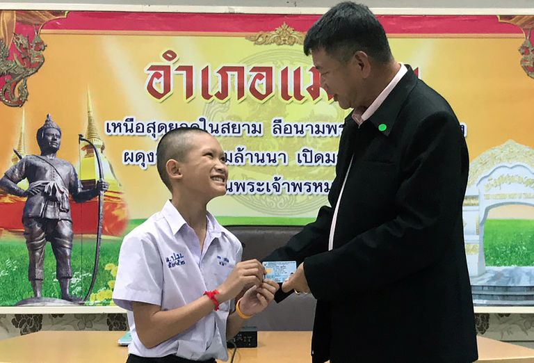 13-aastasele Mongkhon Bunpiamile andis Tai isikutunnistuse Mae Sai piirkonna kuberner Somsak Kanakham