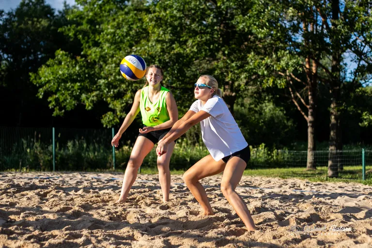Nele Mangmann (palliga) tunneb end võrkpalli mängides hästi nii liival kui ka saalis.