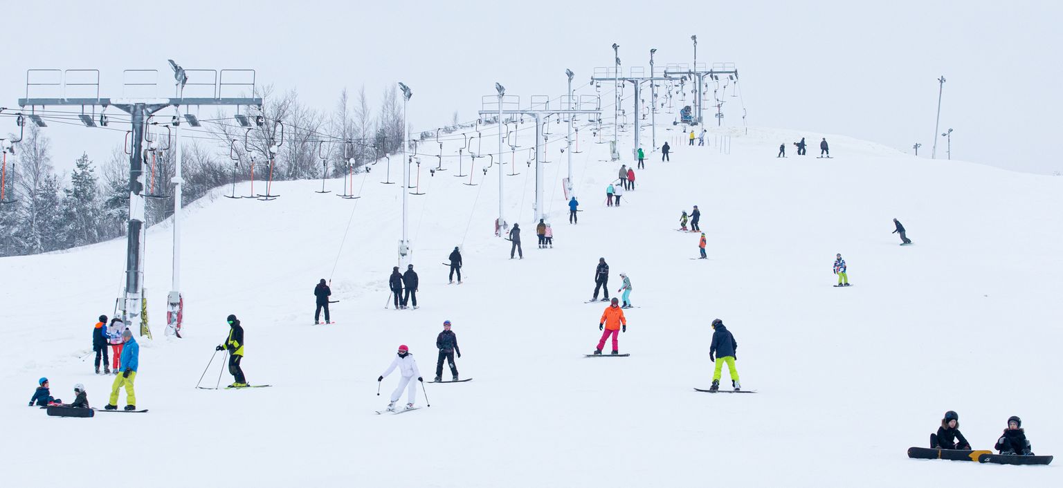 Кивиылиская гора в большинство зимних дней полна лыжников и сноубордистов.