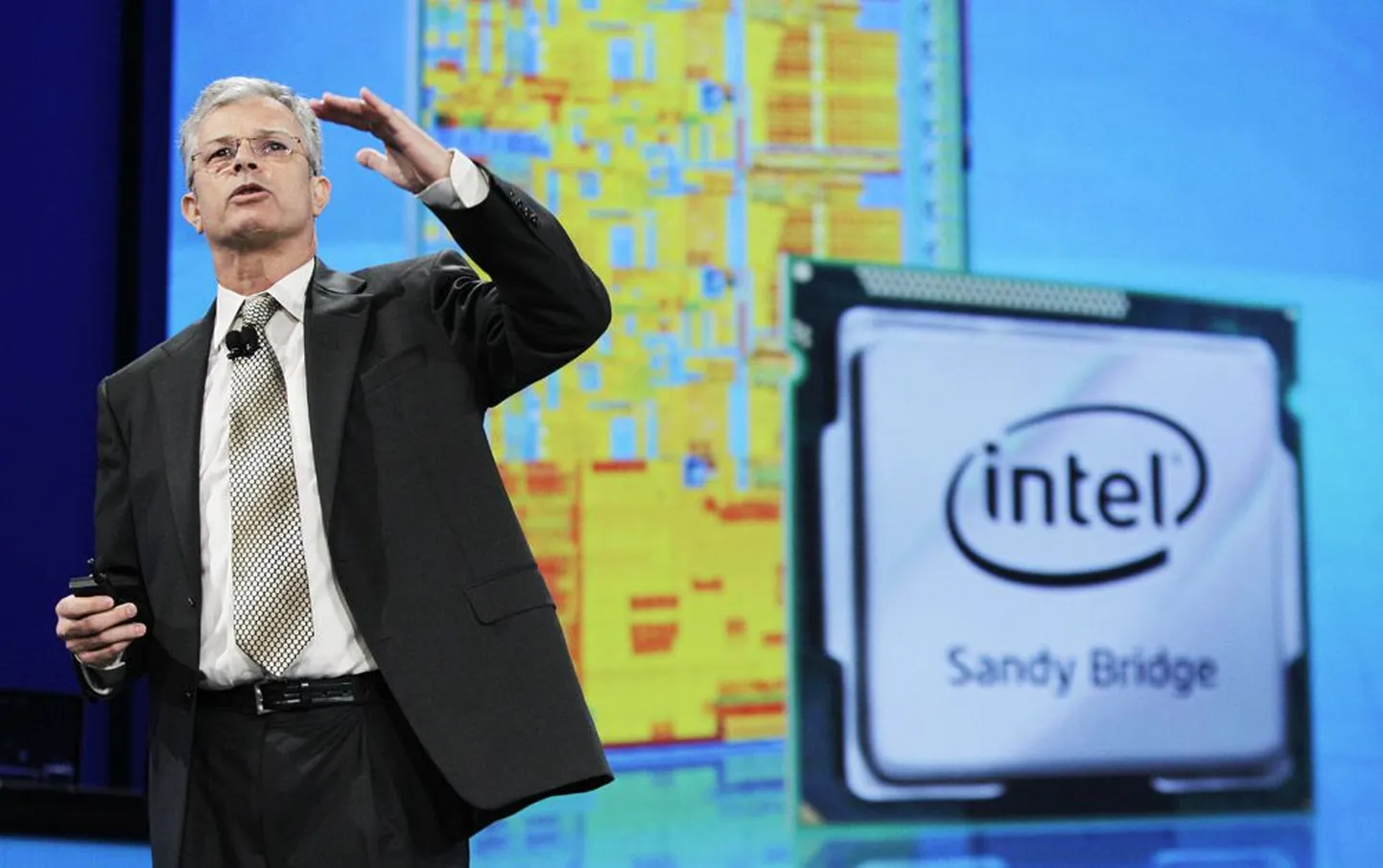 Inteli asepresident David Perlmutter esitles uut protsessorit kuu eest Las Vegases, ilmnenud viga kiibistikus sundis aga uue protsessoriga arvutite müügi peatama.