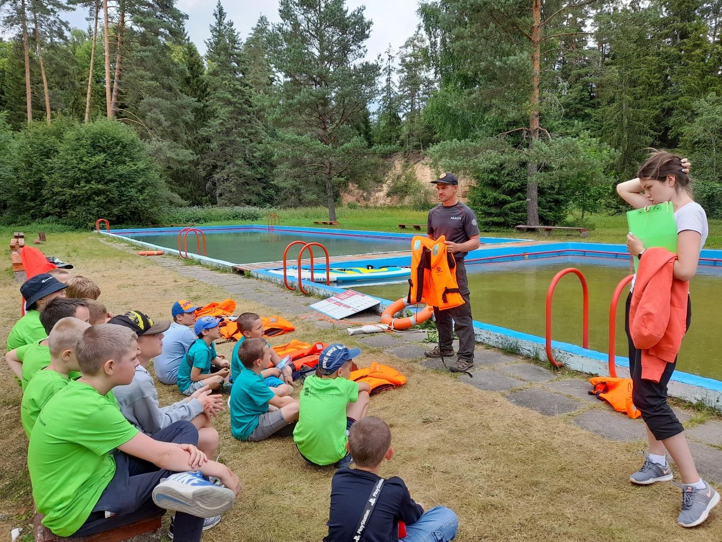 Põlvamaal Eesti ja Ukraina noorte ühises suvelaagris tegi päästeamet veeohutuse koolituse.