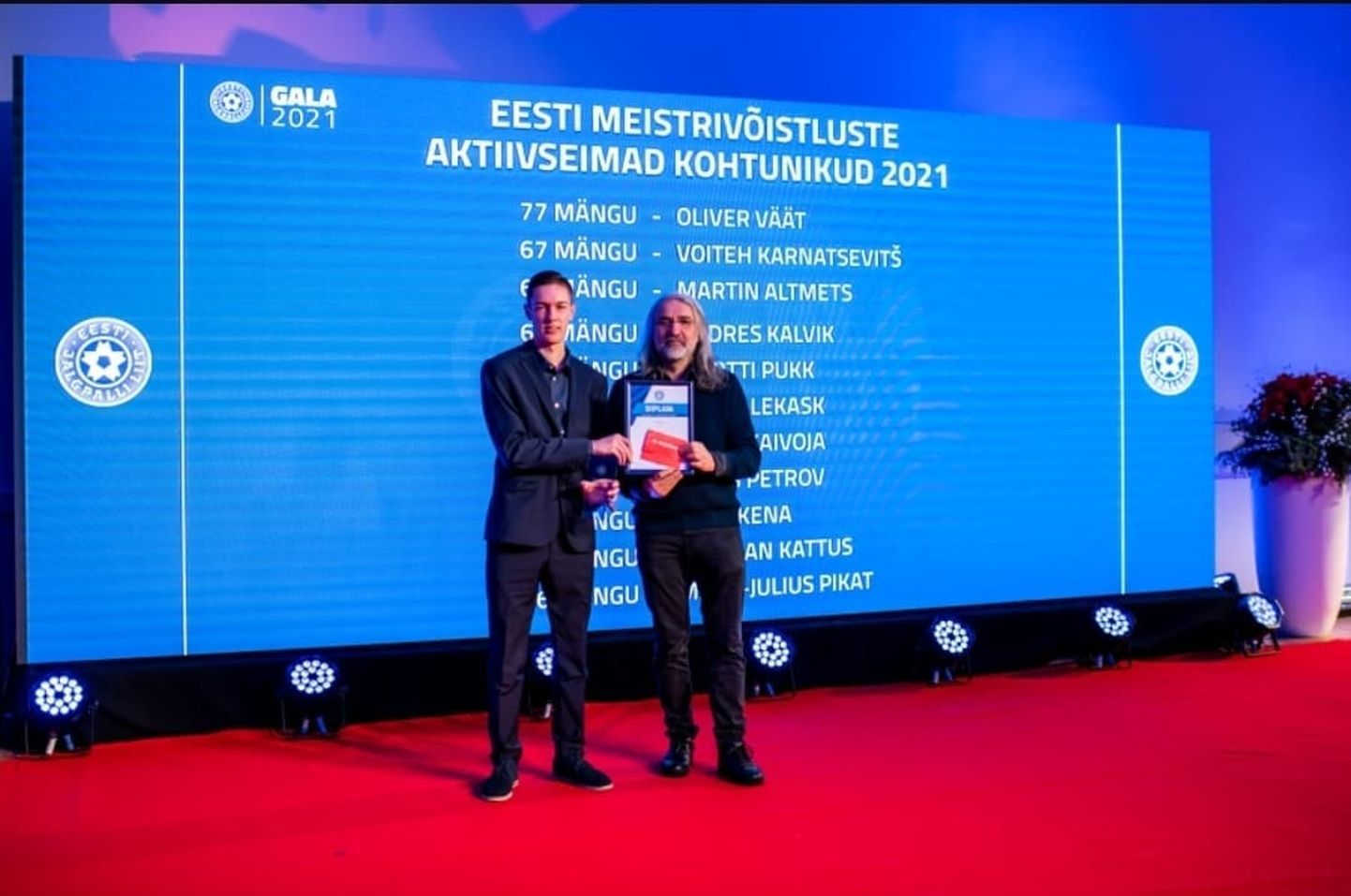 Voiteh Karnatsevitš võtab tunnustuse tubli töö eest jalgpallikohtunikuna vastu Eesti jalgpalli liidu presidendilt Aivar Pohlakult.
