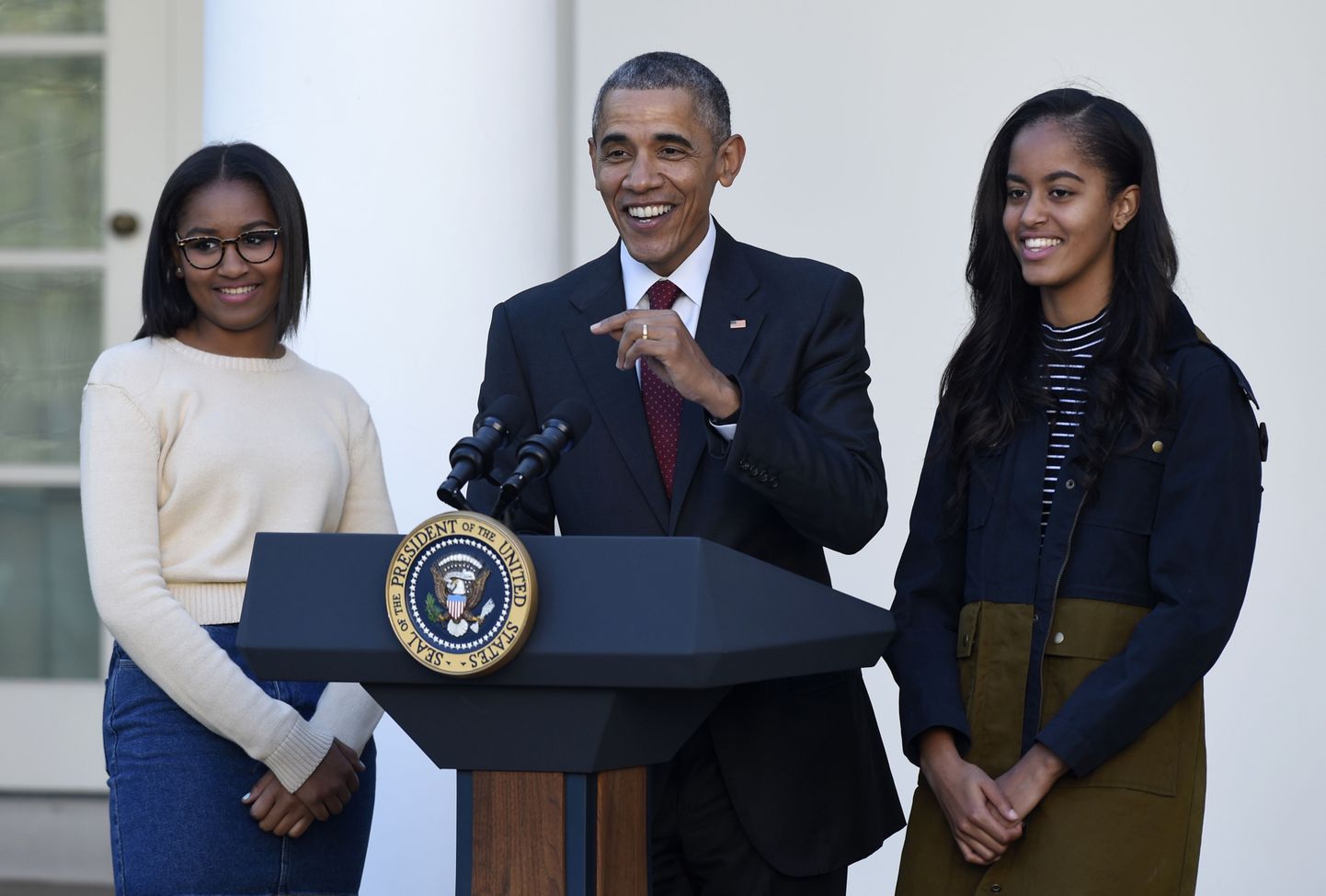 President Barack Obama koos oma tütarde Sasha (vasakul) ja Malia (paremal).