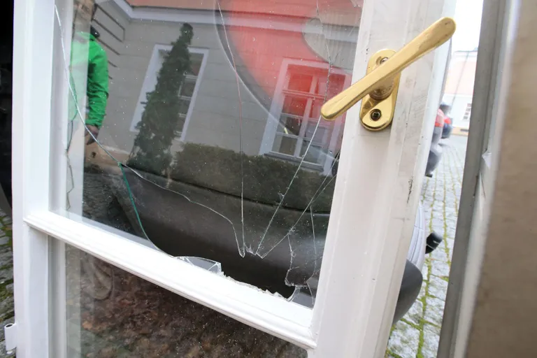 Peahoone kabinetis lõhuti aken.