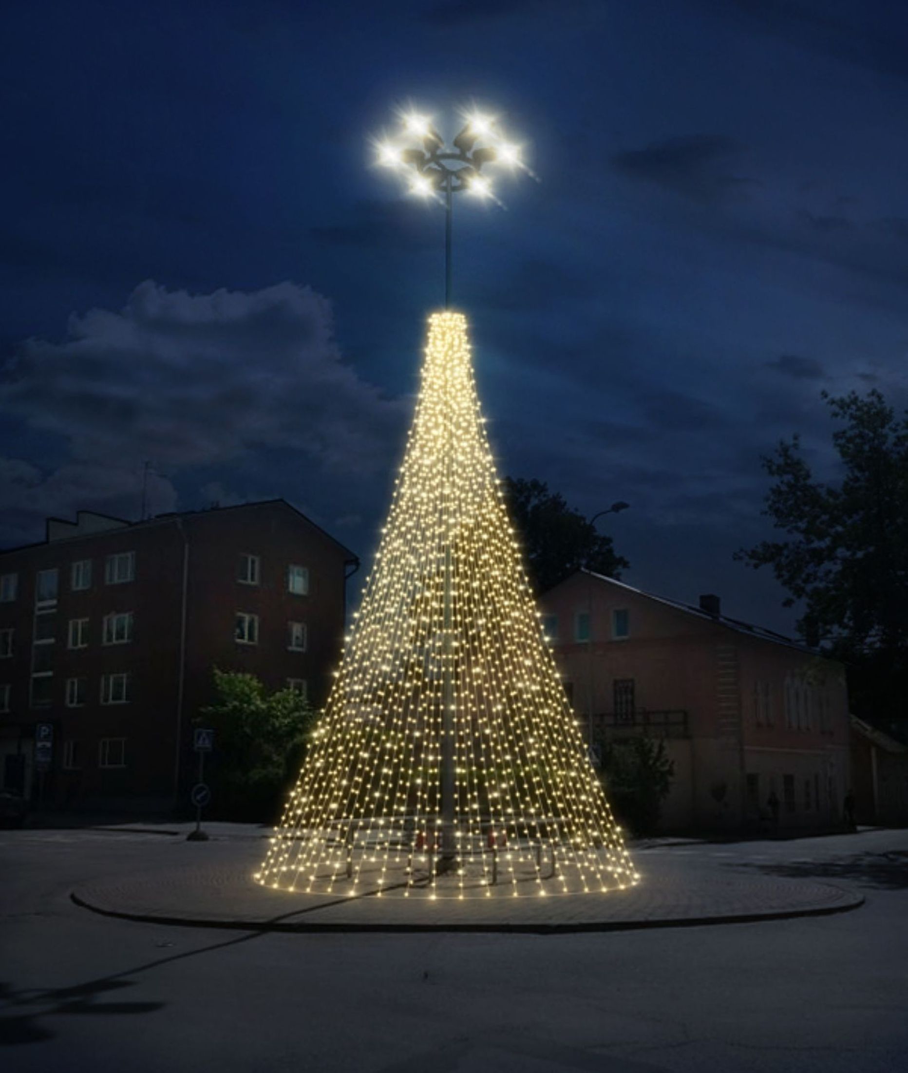 Esimest korda  hakkab eelolevate jõulude ajal valguskettidest jõulukuusk särama ka Kuperjanovi ja Kastani tänava ringristmikul.