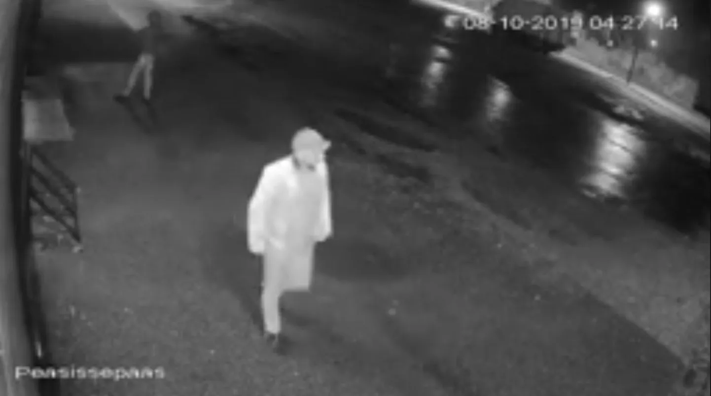Politsei palub abi Pärnus Raba tänaval kaupluse välisukse lõhkunud meeste tuvastamisel.