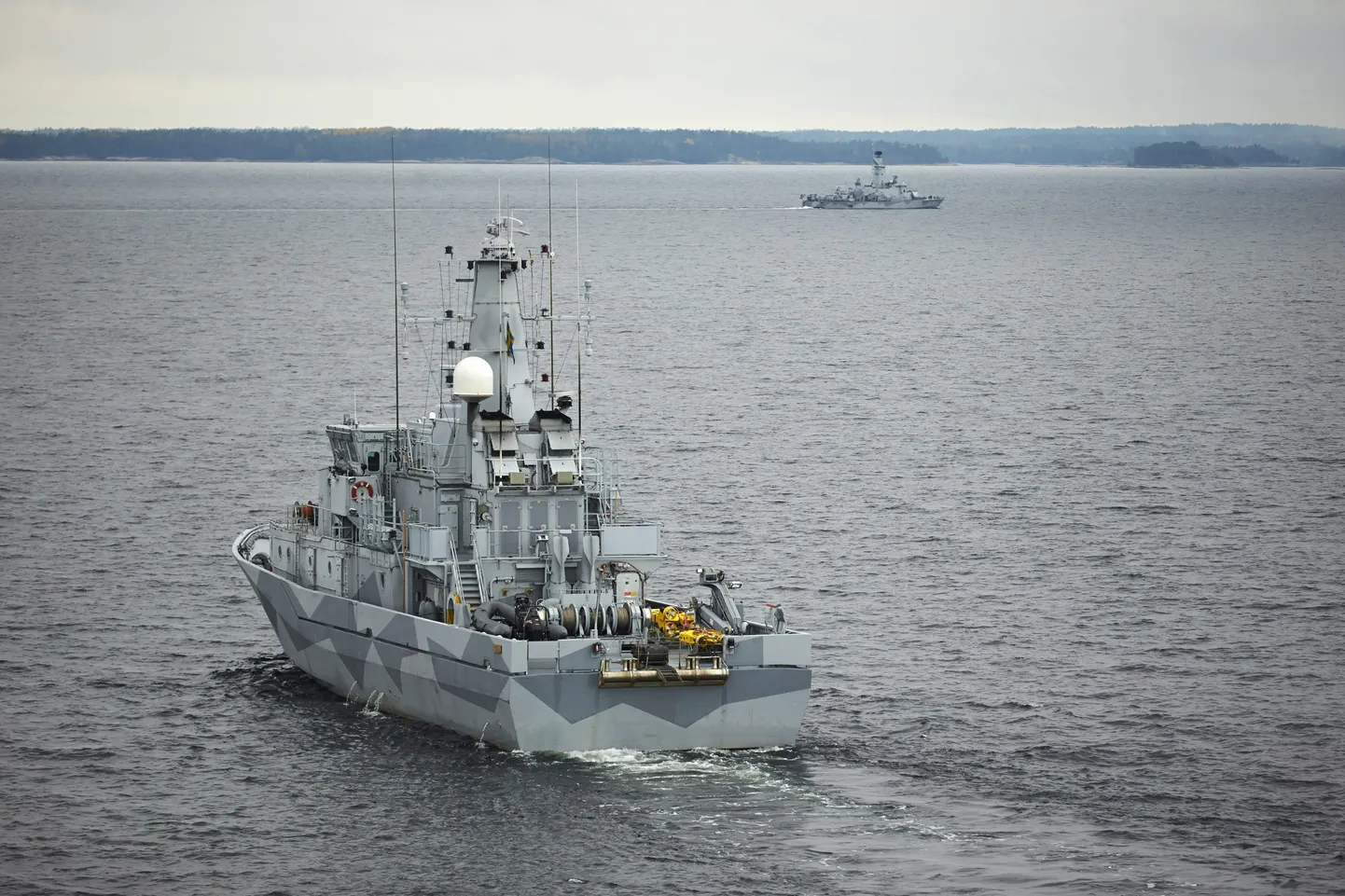 Rootsi mereväe laevad patrullisid eile Stockholmi saarestikus. Esiplaanil miinijahtija HMS Kullen.