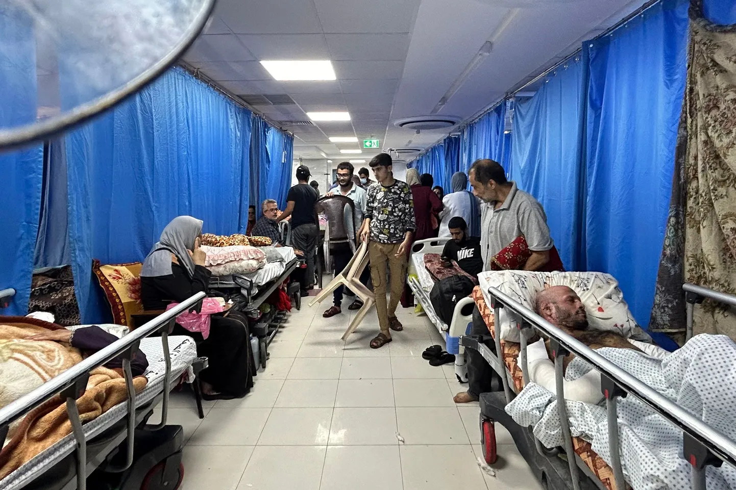 Patsiendid ja sunnitud ümberasujad Gaza Al-Shifa haiglas.